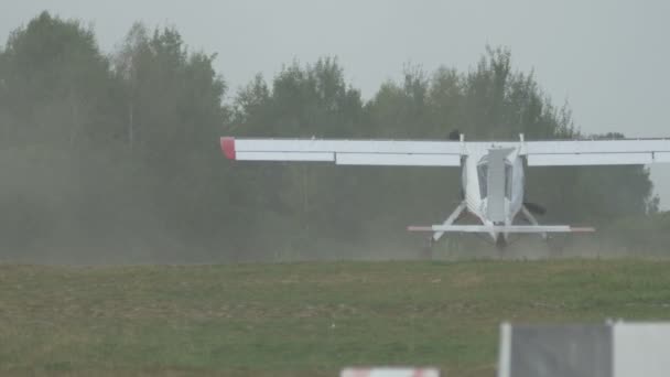 フィールドだけに上陸した小さなビンテージ航空機 — ストック動画