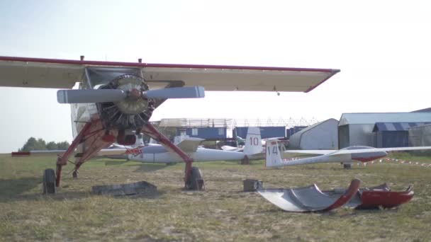 Vintage flygplan på fältet flygande — Stockvideo