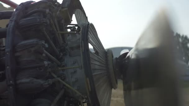 Panorama rapproché du petit moteur d'avion vintage — Video