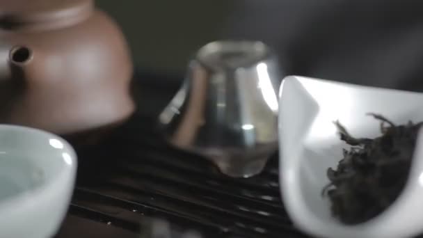 Nära upp skott av aromatiska premium svart te lämnar högen på vita scoop — Stockvideo