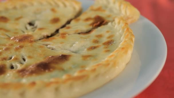 Tomando um pedaço da torta de Ossétia — Vídeo de Stock