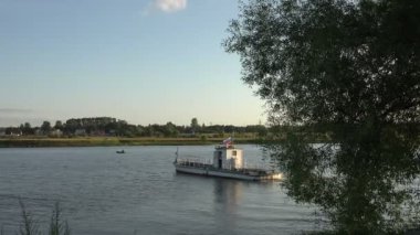 Tver, Rusya Federasyonu - 05 Temmuz 2015 - nehir taksi insanlar Volga Nehri'nin diğer tarafa almak