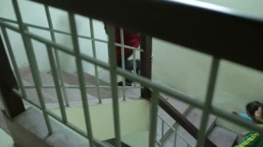 Hanoi, Vietnam - 12 Mart 2015: yaramaz Asya çocuk çalıştırmak yukarıda ve casus diğerleri için ders