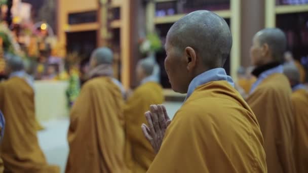 Hanoi, Vietnam - 8 mars 2015: Buddhistiska munkar be i templet — Stockvideo