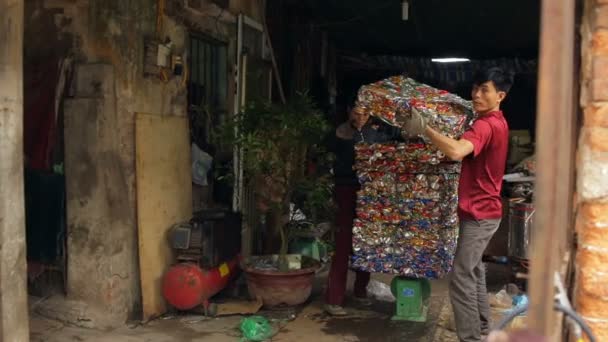 Hanói, Vietnã - 13 de março de 2015: Blocos de empilhamento de trabalhadores de latas de alumínio em um centro de reciclagem — Vídeo de Stock