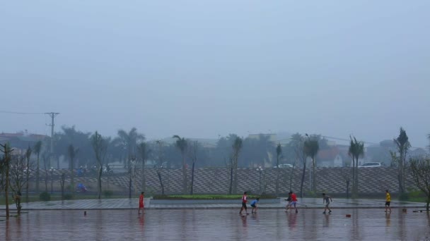 ハノイ, ベトナム - 2015 年 3 月 13 日: アジアのストリート サッカー。雨の下で子供たちがサッカー — ストック動画