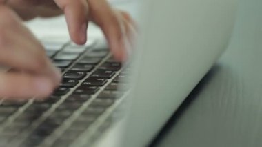 Adam çalışan bilgisayar Notebook klavye