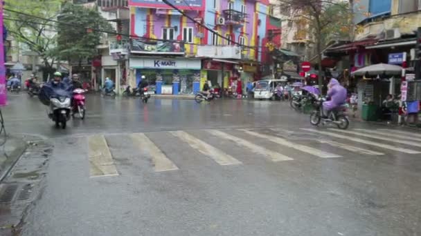 Vietnam, Hanoi - 07 maart 2015: verkeer op de weg — Stockvideo