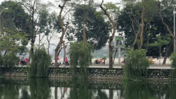 越南，河内-2015 年 3 月 14 日-交通河附近的道路上 — 图库视频影像