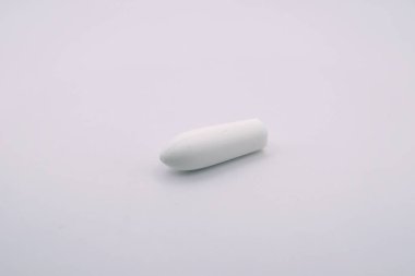  Anti-enflamatuar fitil. Anti-enflamatuar ve ağrı kesici ilaçlar içeren fitil. Bu, basur gibi durumların semptomlarını azaltmak için kullanılır..