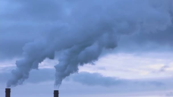 Casas, fumaça, sol, montanhas em nevoeiro, paisagem — Vídeo de Stock