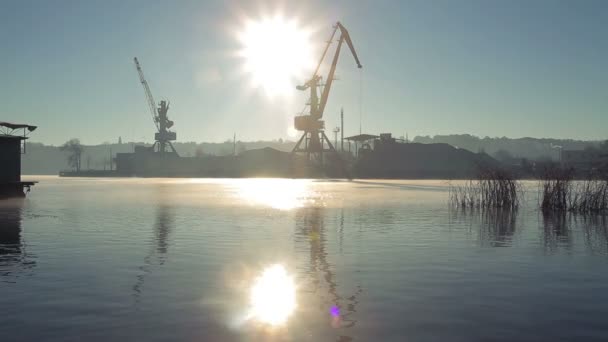 Maisons, fumée, soleil, montagnes dans le brouillard, paysage — Video