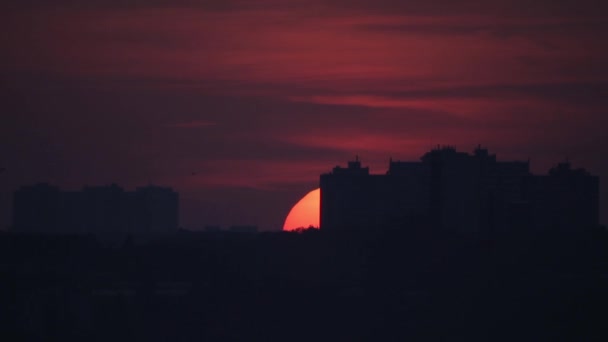 Casas, fumaça, sol, montanhas em nevoeiro, paisagem idílica — Vídeo de Stock