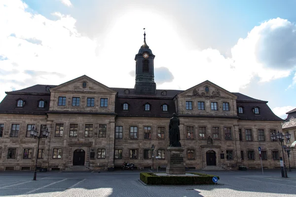 Edifício administrativo em Friedrichstrasse com a Estátua Jean-Paul em Nuremberga, Alemanha, 2015 — Fotografia de Stock