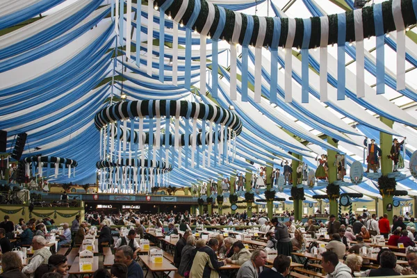 Ochsenbraterei tenda em Oktoberfest em Munique, Alemanha, 2015 — Fotografia de Stock