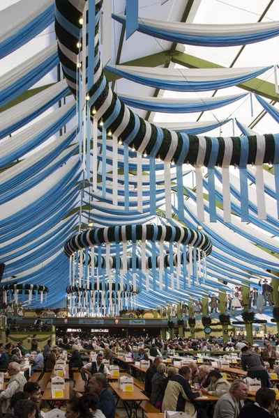 Ochsenbraterei tenda em Oktoberfest em Munique, Alemanha, 2015 — Fotografia de Stock