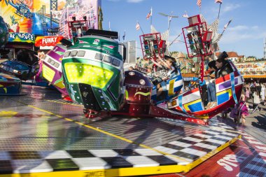Break dansçı atlıkarınca Oktoberfest, Münih, Almanya, 2015