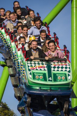 Roller coaster binmek Oktoberfest, Münih, Almanya, 2015