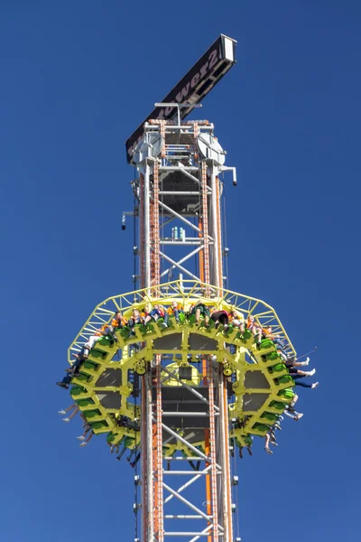 Skyfall fun ride at Oktoberfest in Munich, Germany, 2015 — Stock Photo, Image