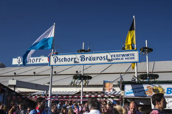 Jardim de cerveja Braeurosl no Oktoberfest em Munique, Alemanha, 2015 — Fotografia de Stock