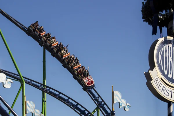 Jeździć roller coaster na Oktoberfest w Monachium, Niemcy, 2015 — Zdjęcie stockowe