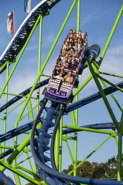 Jeździć roller coaster na Oktoberfest w Monachium, Niemcy, 2015 — Zdjęcie stockowe