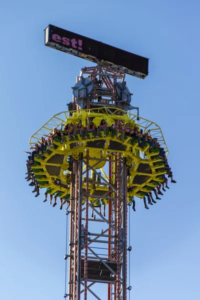 Passeio divertido Skyfall no Oktoberfest em Munique, Alemanha, 2015 — Fotografia de Stock