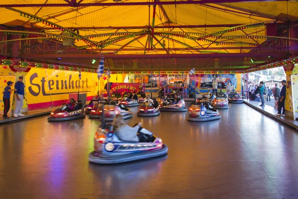 Bumper cars driving at Oktoberfest in Munich, Allemagne, 2015 — Photo