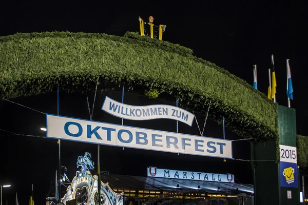 Porta de entrada principal para o parque de feiras Oktoberfest em Munique, Alemanha, 2015 — Fotografia de Stock