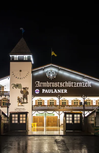 Armbrustschuetzenzelt all'Oktoberfest durante la notte a Monaco di Baviera, Germania, 2015 — Foto Stock