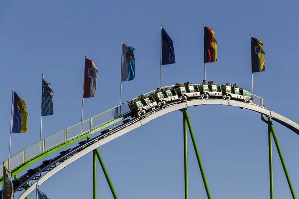 Passeio de montanha-russa no Oktoberfest em Munique, Alemanha, 2015 — Fotografia de Stock