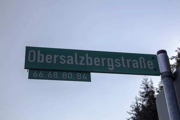 Straatnaambord van de Obersalzbergstrasse in Duitsland 2015 — Stockfoto