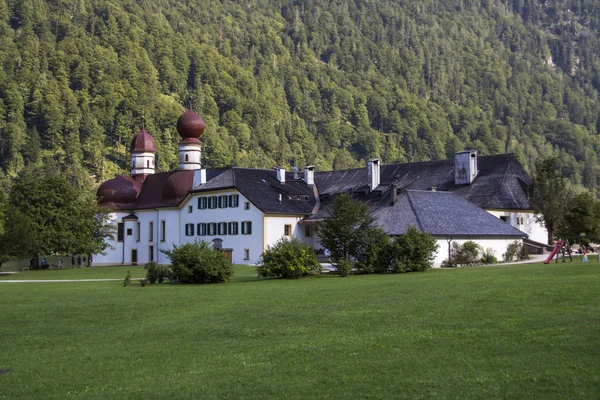Igreja de São Bartolomeu no lago Koenigssee perto de Berchtesgaden, Alemanha, 2015 — Fotografia de Stock