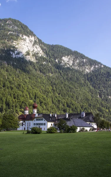 Igreja de São Bartolomeu no lago Koenigssee perto de Berchtesgaden, Alemanha, 2015 — Fotografia de Stock