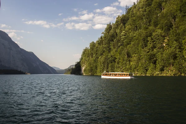 Fritidsbåt på sjön Koenigssee nära Berchtesgaden, Tyskland, 2015 — Stockfoto