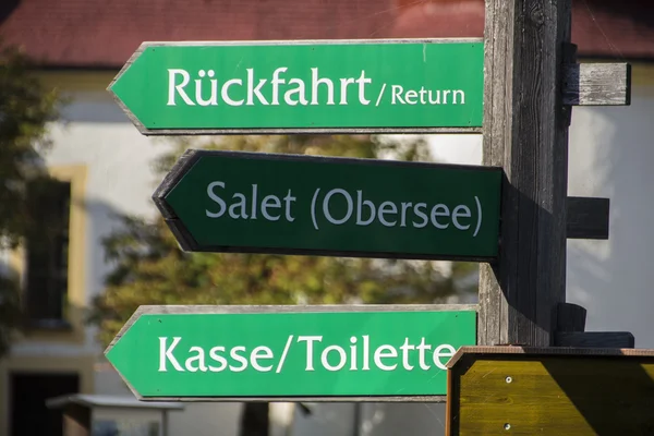 Guidepost na Igreja de São Bartolomeu perto de Berchtesgaden, Alemanha, 2015 — Fotografia de Stock