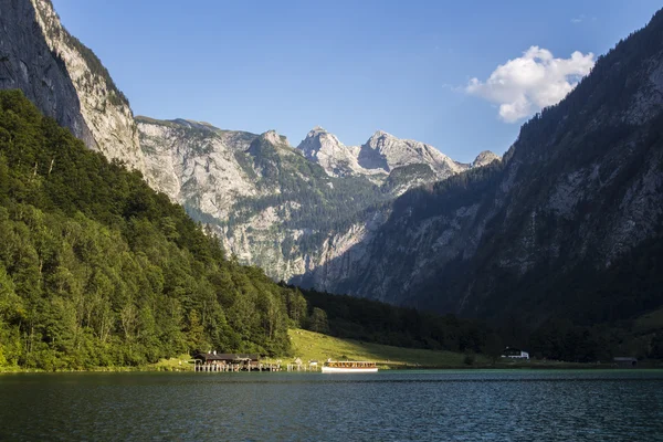 Fritidsbåt på sjön Koenigssee nära Berchtesgaden, Tyskland, 2015 — Stockfoto