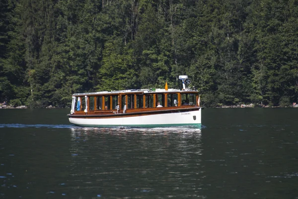 Barco de recreio no lago Koenigssee perto de Berchtesgaden, Alemanha, 2015 — Fotografia de Stock