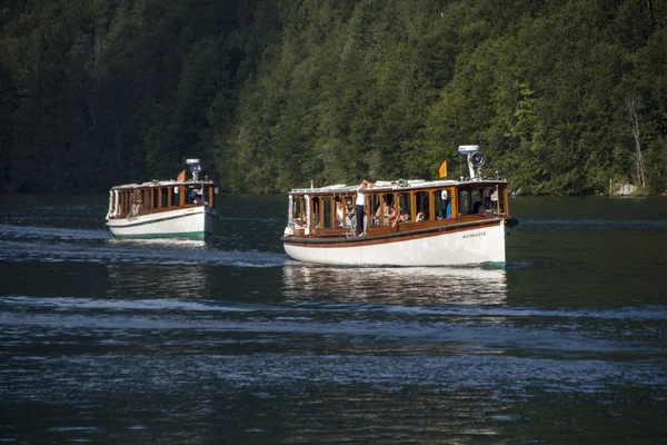 Barche da diporto sul lago Koenigssee vicino a Berchtesgaden, Germania, 2015 — Foto Stock