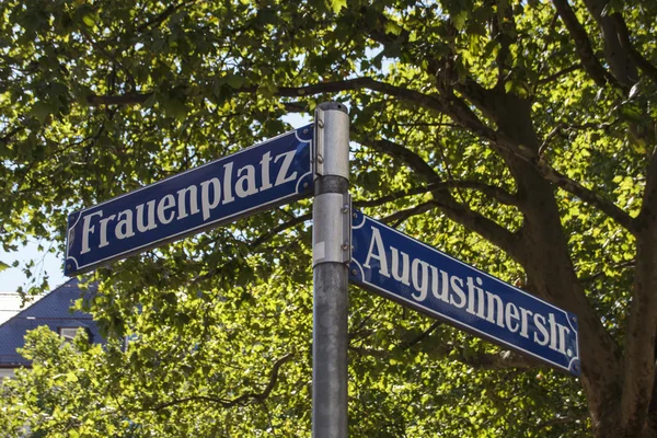 Sinal de rua na Frauenplatz em Munique, Alemanha, 2015 — Fotografia de Stock