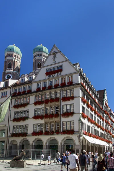 Hirmer and Frauenkirche in Munich, Germany, 2015 — Stock fotografie