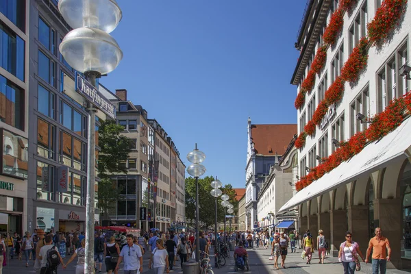 Rua Kaufinger em Munique, Alemanha, 2015 — Fotografia de Stock