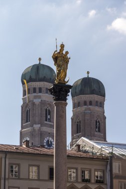 Marian sütun, Frauenkirche ile Marienplatz Münih 