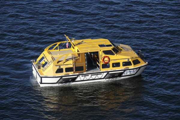 船のテンダー ボート、アメリカ合衆国、バーハーバー、2015年 — ストック写真