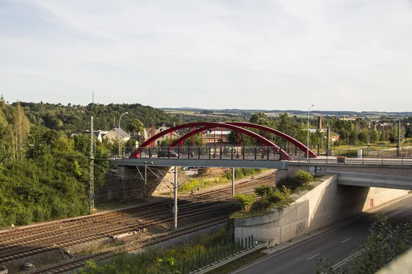 Holzbruecke a Werdau attraversando i binari ferroviari e il Westtras — Foto Stock
