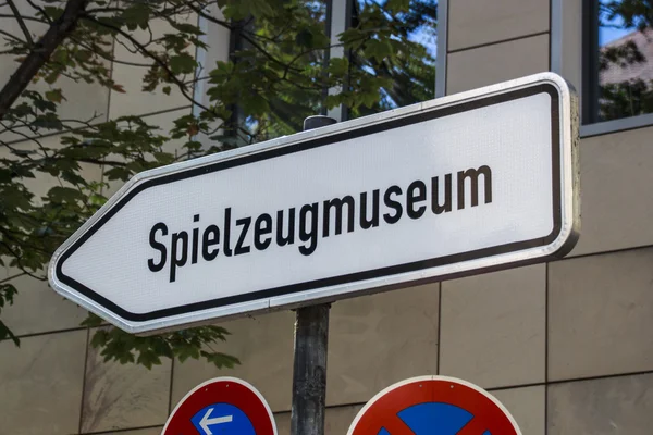 Guide post naar het speelgoed Museum van Neurenberg, Duitsland, 2015 — Stockfoto