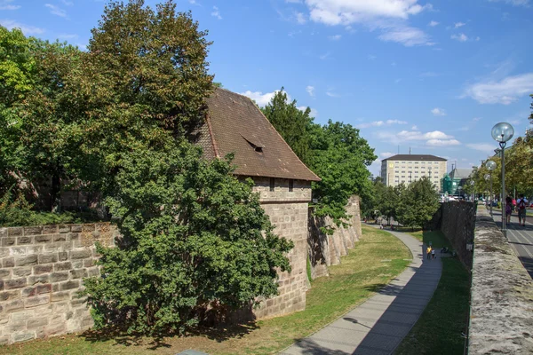 großen Bauernhof-Landhaus mit Kies Einfahrt und grüne Landschaft