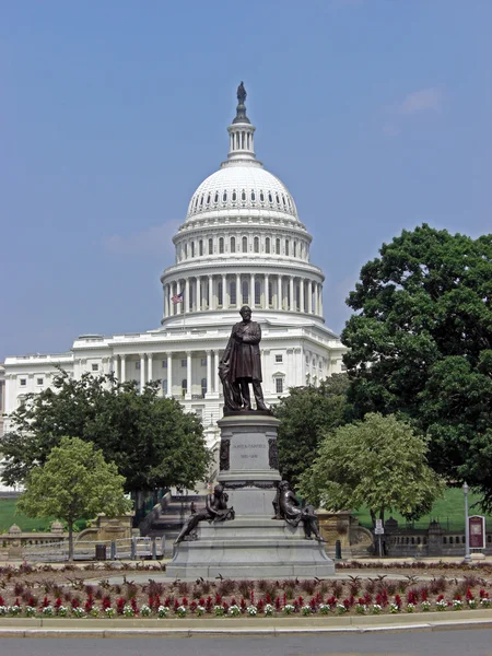Washington State Capitol with statue of James Carfield in Washington D.C., USA, 2008 — Stock Photo, Image