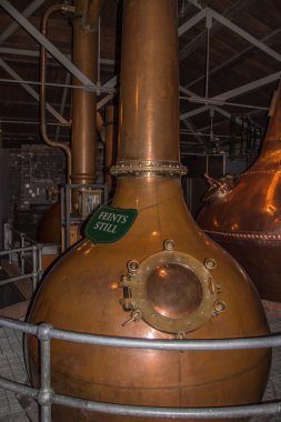 Feints hala damıtma işlemi, Dublin, İrlanda, 2015 için bakır tencere