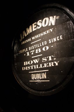 Siyah varil yerel Üç Kişilik destilled İrlanda viski ile